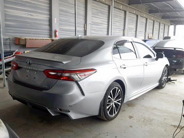 4T1B21HKXJU504320 - 2018 TOYOTA CAMRY HYBR SILVER photo 4