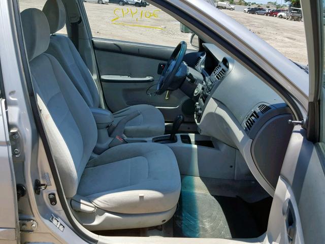 KNAFE121055097098 - 2005 KIA NEW SPECTR SILVER photo 5