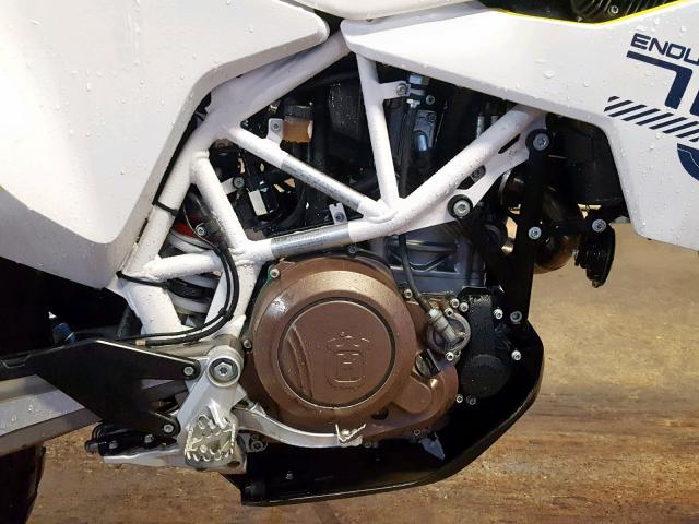 VBKUEV405JM713849 - 2018 HUSQVARNA 701 ENDURO  WHITE photo 7