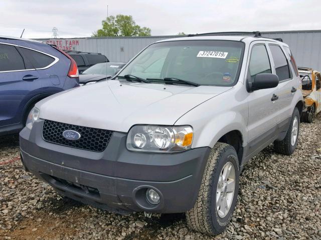 1FMYU03175KA36822 - 2005 FORD ESCAPE XLT SILVER photo 2