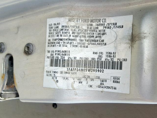 1FAFP34N05W295902 - 2005 FORD FOCUS ZX4 SILVER photo 10