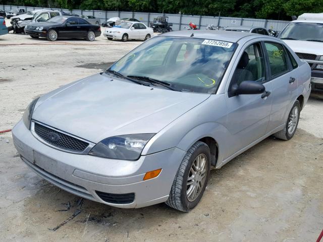 1FAFP34N05W295902 - 2005 FORD FOCUS ZX4 SILVER photo 2