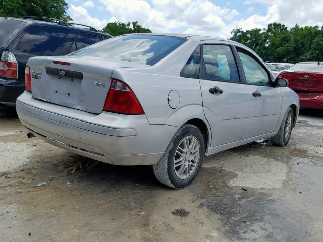 1FAFP34N05W295902 - 2005 FORD FOCUS ZX4 SILVER photo 4