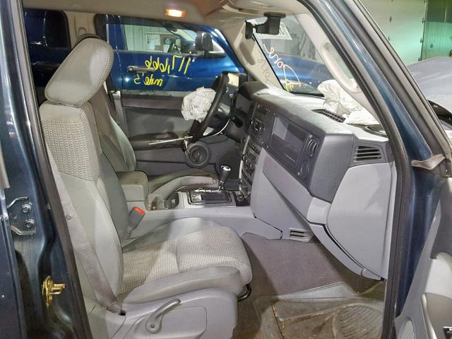 1J8HG48P67C563014 - 2007 JEEP COMMANDER GRAY photo 5
