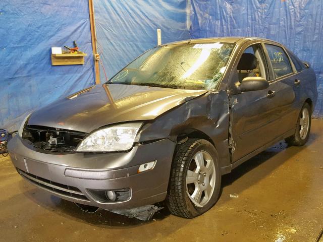 1FAHP34N17W255596 - 2007 FORD FOCUS ZX4 GRAY photo 2