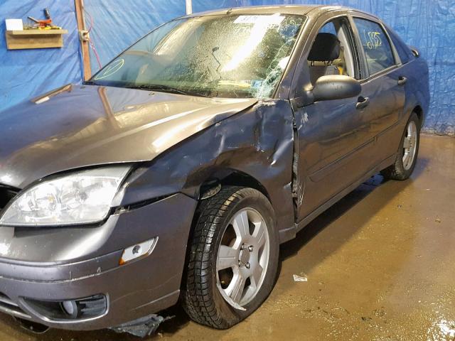 1FAHP34N17W255596 - 2007 FORD FOCUS ZX4 GRAY photo 9