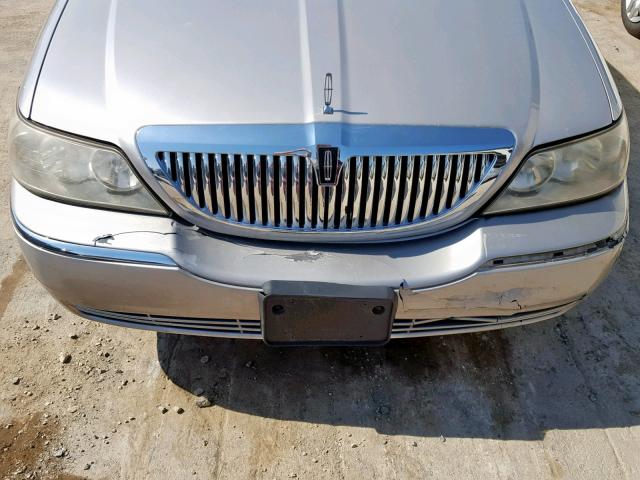 1LNHM82W15Y666103 - 2005 LINCOLN TOWN CAR S SILVER photo 9