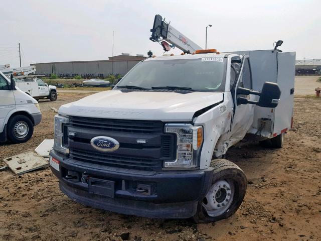 1FDUF5HT7HEE09411 - 2017 FORD F550 SUPER WHITE photo 2