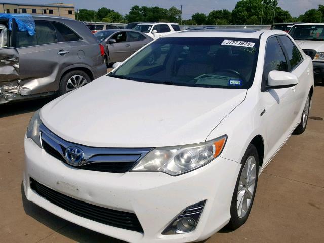 4T1BD1FK0CU013934 - 2012 TOYOTA CAMRY HYBR WHITE photo 2