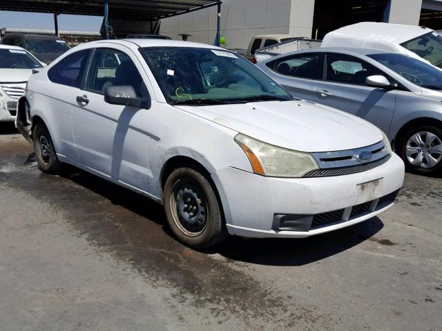 1FAHP32N68W257817 - 2008 FORD FOCUS S/SE WHITE photo 1