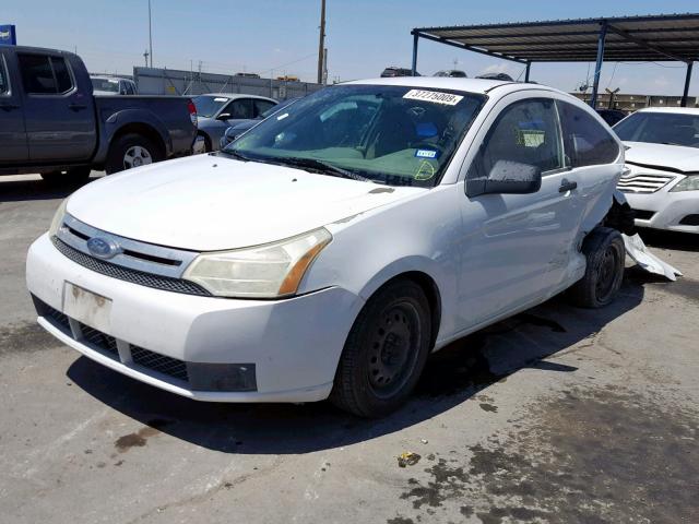 1FAHP32N68W257817 - 2008 FORD FOCUS S/SE WHITE photo 2