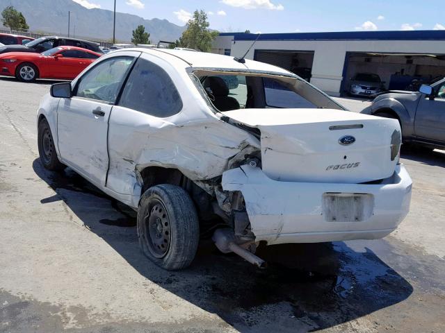 1FAHP32N68W257817 - 2008 FORD FOCUS S/SE WHITE photo 3