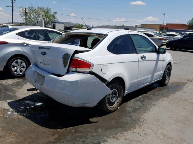 1FAHP32N68W257817 - 2008 FORD FOCUS S/SE WHITE photo 4