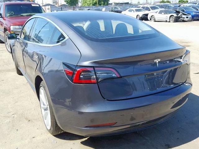 5YJ3E1EA4JF024116 - 2018 TESLA MODEL 3 Серый фото 3