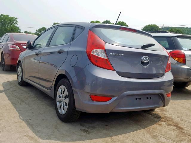 KMHCT5AE5HU307384 - 2017 HYUNDAI ACCENT SE GRAY photo 3