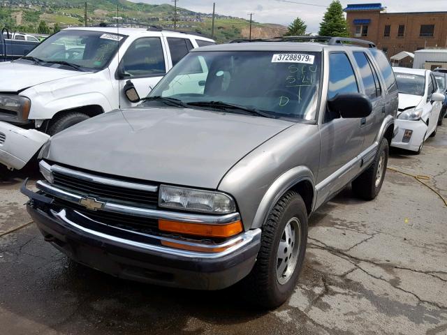 1GNDT13W5X2186705 - 1999 CHEVROLET BLAZER GRAY photo 2