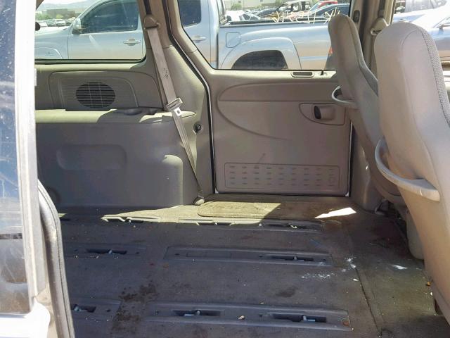 1C4GJ25312B504803 - 2002 CHRYSLER VOYAGER SILVER photo 6