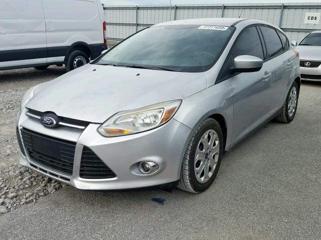 1FAHP3K22CL234194 - 2012 FORD FOCUS SE SILVER photo 2