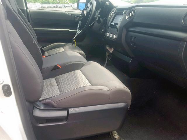 5TFUM5F11HX069723 - 2017 TOYOTA TUNDRA DOU WHITE photo 5