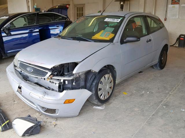 1FAFP31N47W180517 - 2007 FORD FOCUS ZX3 SILVER photo 2