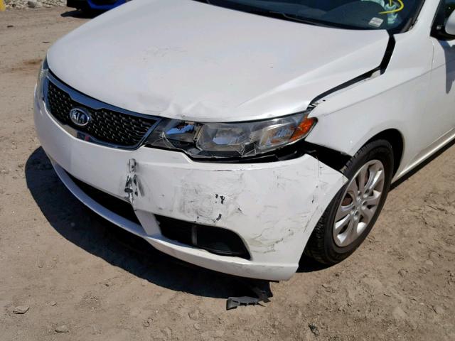 KNAFU4A27C5521775 - 2012 KIA FORTE EX WHITE photo 9