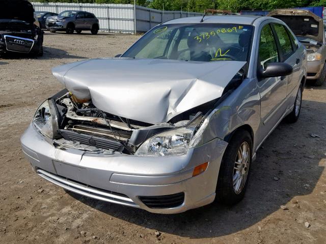 1FAFP34N75W185753 - 2005 FORD FOCUS ZX4 GRAY photo 2