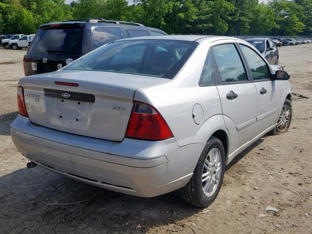 1FAFP34N75W185753 - 2005 FORD FOCUS ZX4 GRAY photo 4