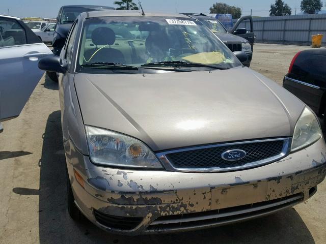 1FAFP34N55W170930 - 2005 FORD FOCUS ZX4 GOLD photo 1