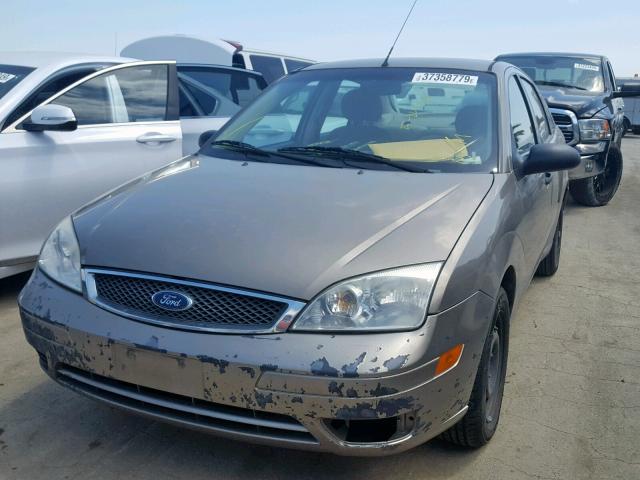 1FAFP34N55W170930 - 2005 FORD FOCUS ZX4 GOLD photo 2