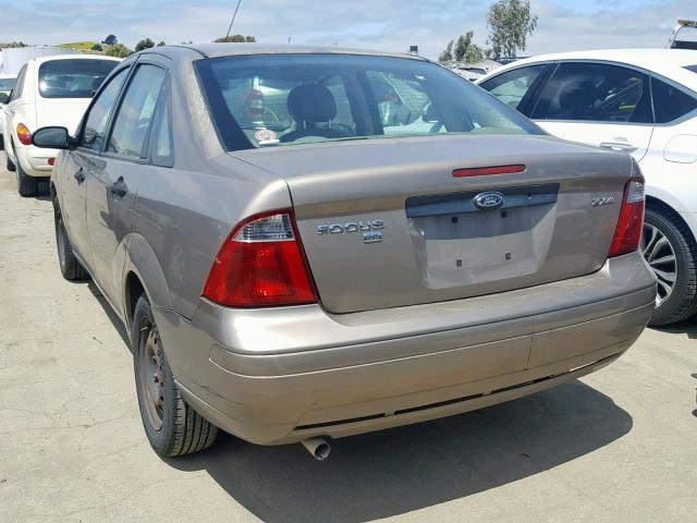 1FAFP34N55W170930 - 2005 FORD FOCUS ZX4 GOLD photo 3