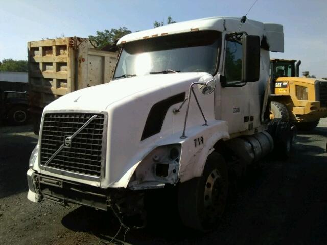 4V4NC9TG06N408153 - 2006 VOLVO VN VNL WHITE photo 2