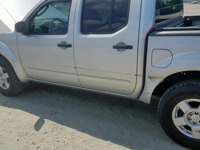 1N6AD07U95C439301 - 2005 NISSAN FRONTIER C SILVER photo 9