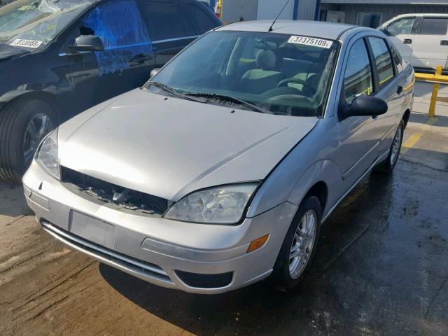 1FAFP34N07W123209 - 2007 FORD FOCUS ZX4 SILVER photo 2