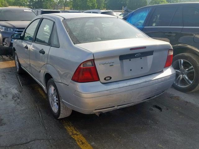 1FAFP34N07W123209 - 2007 FORD FOCUS ZX4 SILVER photo 3