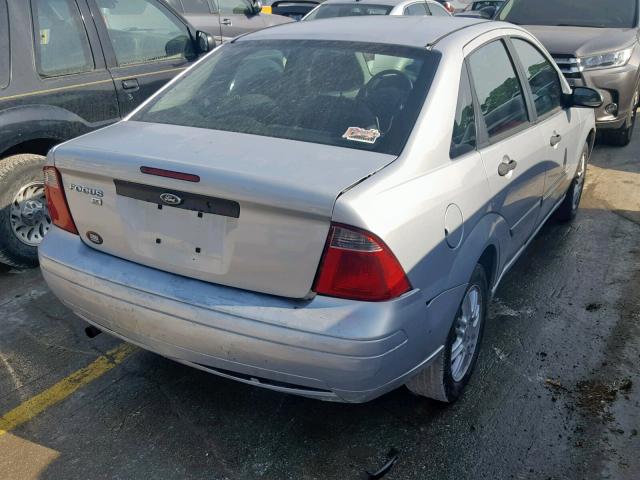 1FAFP34N07W123209 - 2007 FORD FOCUS ZX4 SILVER photo 4