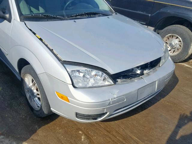 1FAFP34N07W123209 - 2007 FORD FOCUS ZX4 SILVER photo 9