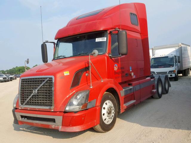 4V4NC9GHX5N370383 - 2005 VOLVO VN VNL RED photo 2