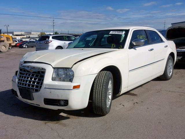 2C3CA5CV5AH105181 - 2010 CHRYSLER 300 TOURIN CREAM photo 2