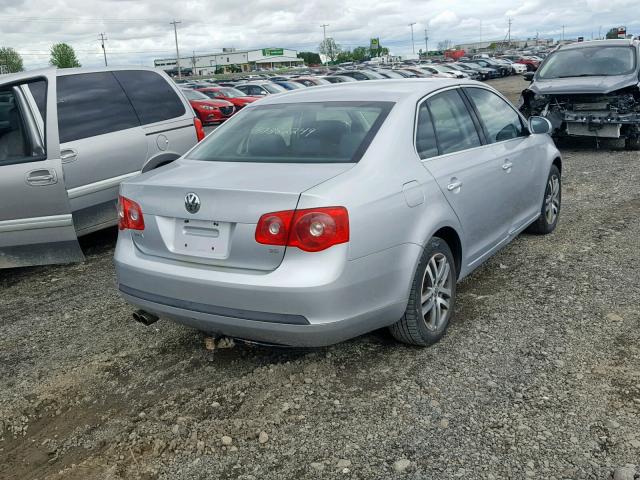 3VWNF31K16M638962 - 2006 VOLKSWAGEN JETTA 2.5L SILVER photo 4