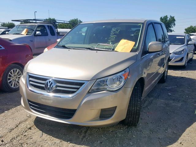 2V8HW341X9R595243 - 2009 VOLKSWAGEN ROUTAN SE BEIGE photo 2