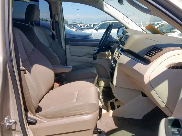 2V8HW341X9R595243 - 2009 VOLKSWAGEN ROUTAN SE BEIGE photo 5