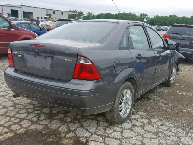 1FAFP34N55W268744 - 2005 FORD FOCUS ZX4 GRAY photo 4