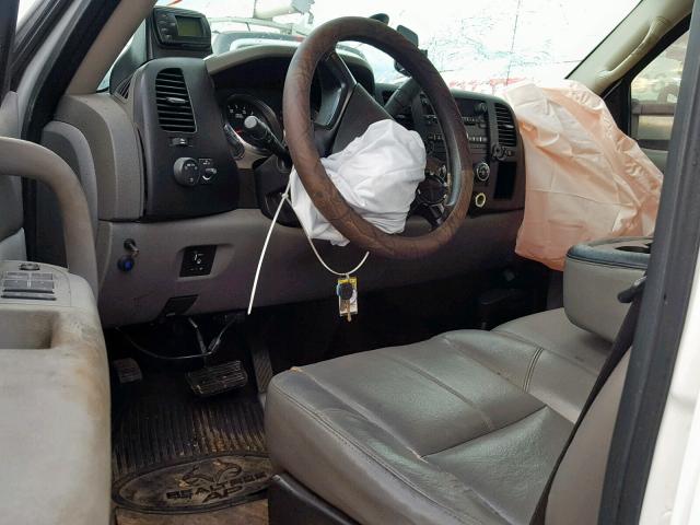 1GTHC43639F141267 - 2009 GMC SIERRA C25 WHITE photo 9