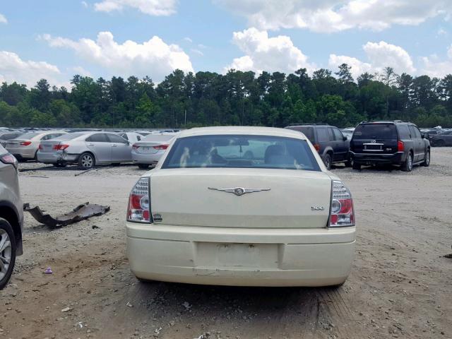 2C3JA43R15H599761 - 2005 CHRYSLER 300 WHITE photo 9