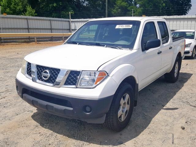 1N6AD07W06C439271 - 2006 NISSAN FRONTIER C WHITE photo 2