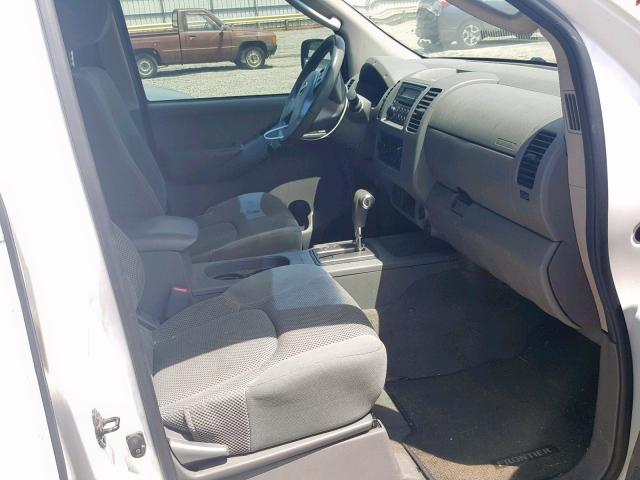 1N6AD07W06C439271 - 2006 NISSAN FRONTIER C WHITE photo 5