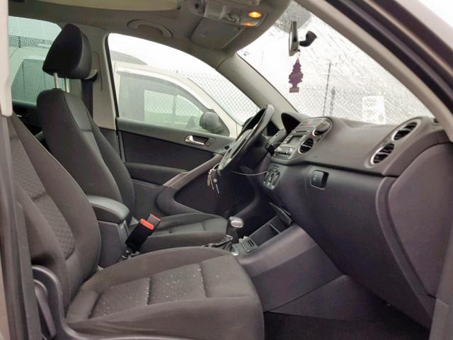 WVGBV75N59W516187 - 2009 VOLKSWAGEN TIGUAN SE GRAY photo 5