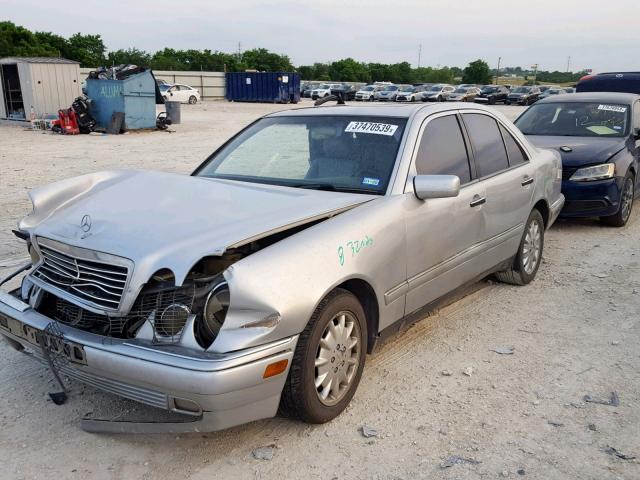 WDBJF55F1VJ030573 - 1997 MERCEDES-BENZ E 320 SILVER photo 2