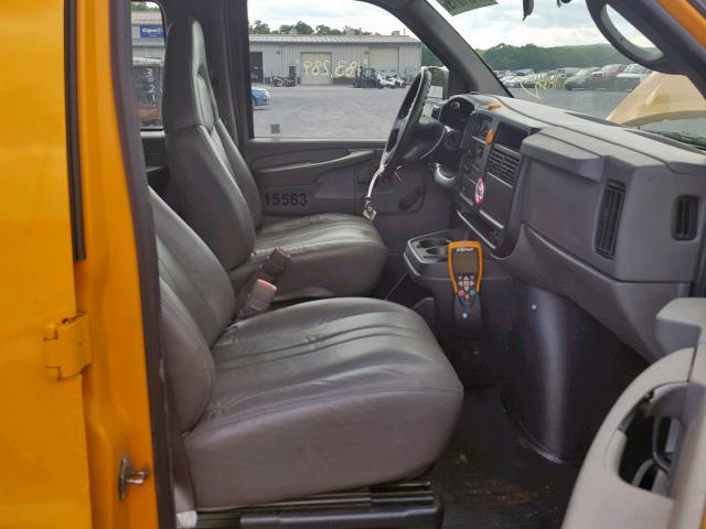 1GDHG35U951169989 - 2005 GMC SAVANA YELLOW photo 5