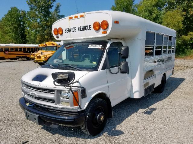 1GBJG31F211143763 - 2001 CHEVROLET EXPRESS CU WHITE photo 2